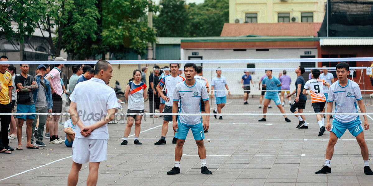 球场边线与角旗的斜向构图，午后光线在草皮上拉出明暗交界